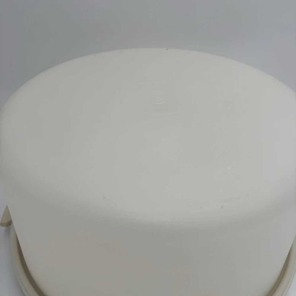 Tupperware vtg cake